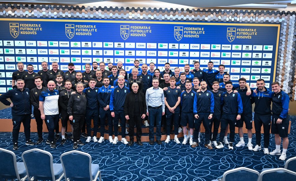 Kurti viziton Kombëtaren para finales: Përmes jush kemi mundësinë ta vendosim Kosovën në sytë e mbarë njerëzimit