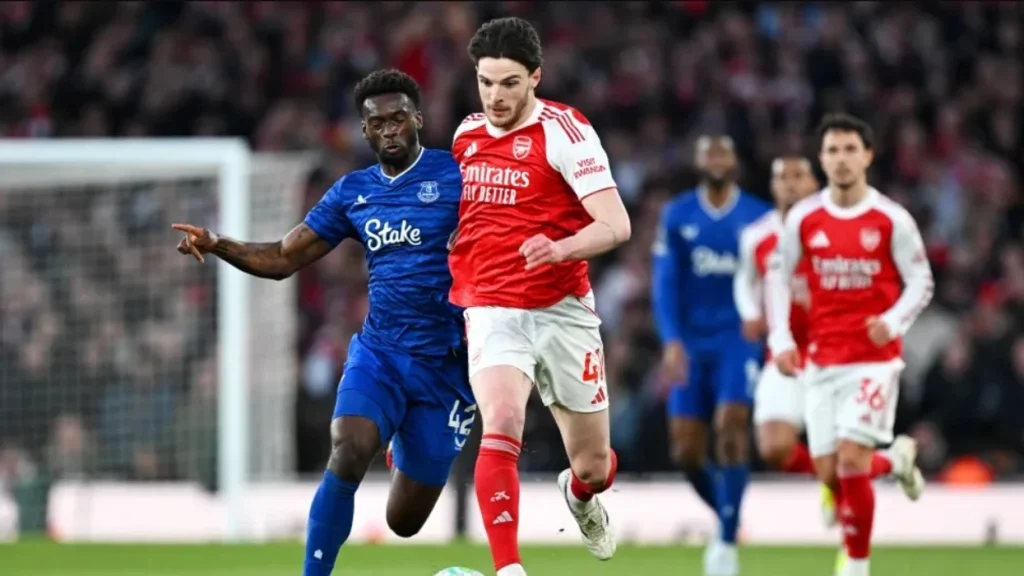 Arsenali fiton në fund për të vazhduar marshin drejt titullit